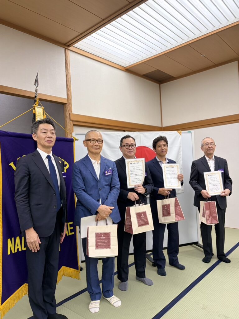 アワード伝達を受けた会員の記念撮影