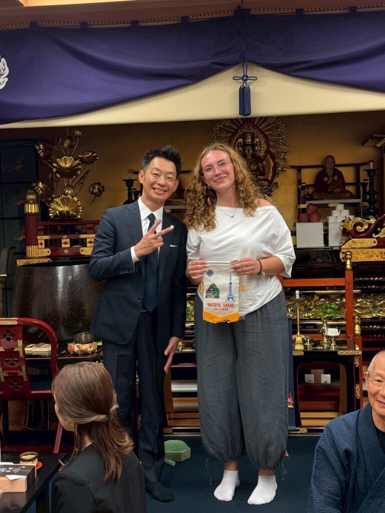 クロアチアからの留学生エヴァさんとクラブバナー