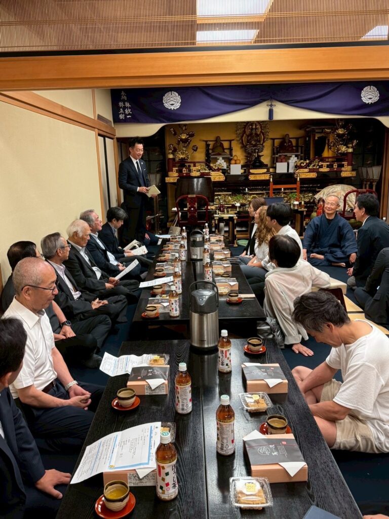 祈祷後の例会の様子