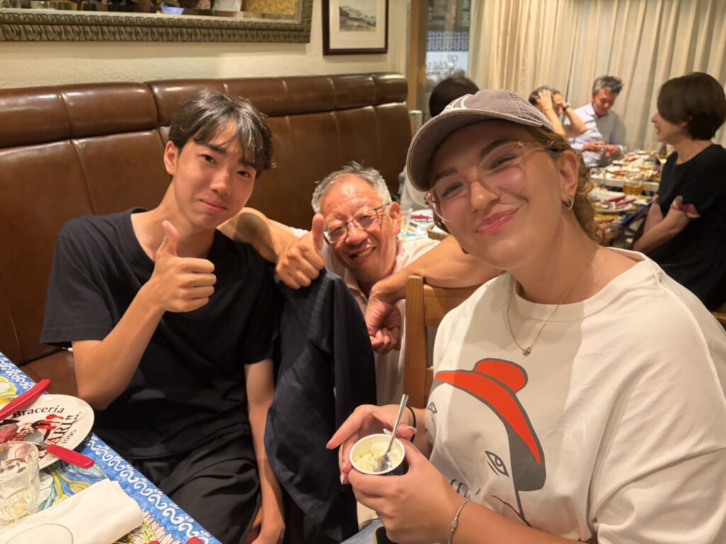 交流会で笑顔の参加者と留学生エヴァさん