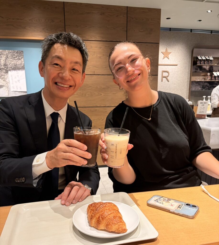 カフェで乾杯するエヴァさんとメンバー