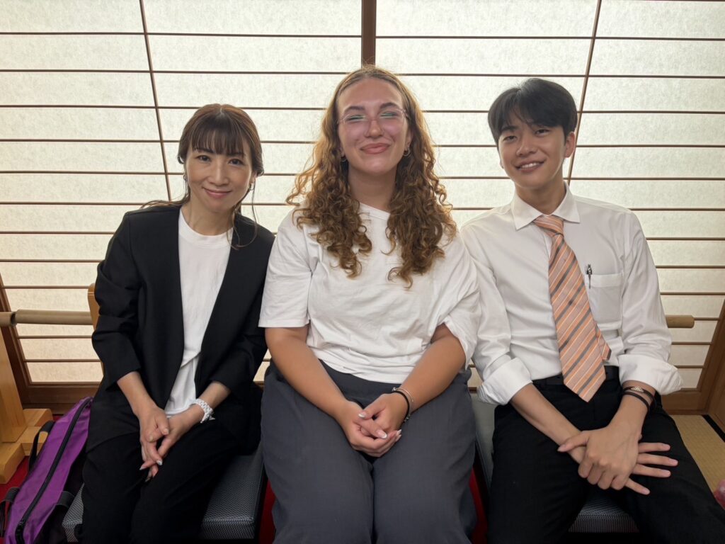 和室でくつろぐエヴァさんとホストファミリー