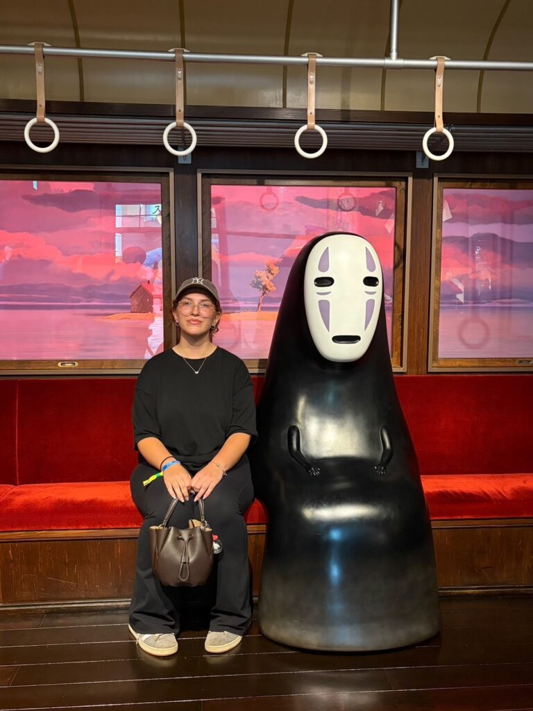 ジブリパークでカオナシと並ぶエヴァさん