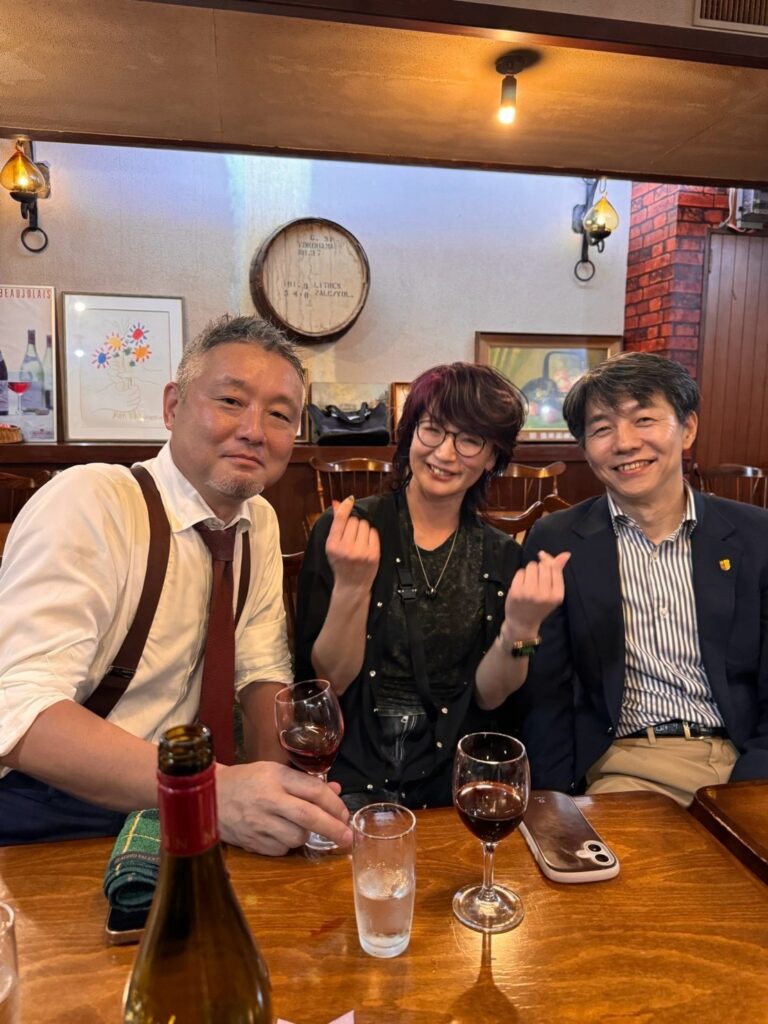 懇親の席で笑顔を見せる会員