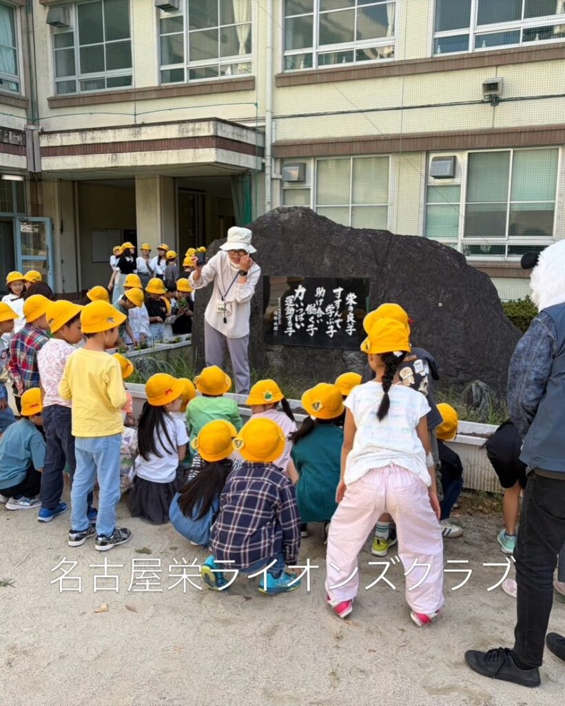 記念碑の前で児童の皆さんと